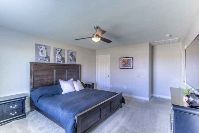 Building Photo - Welcome to this charming 3 bedroom, 2 bath...