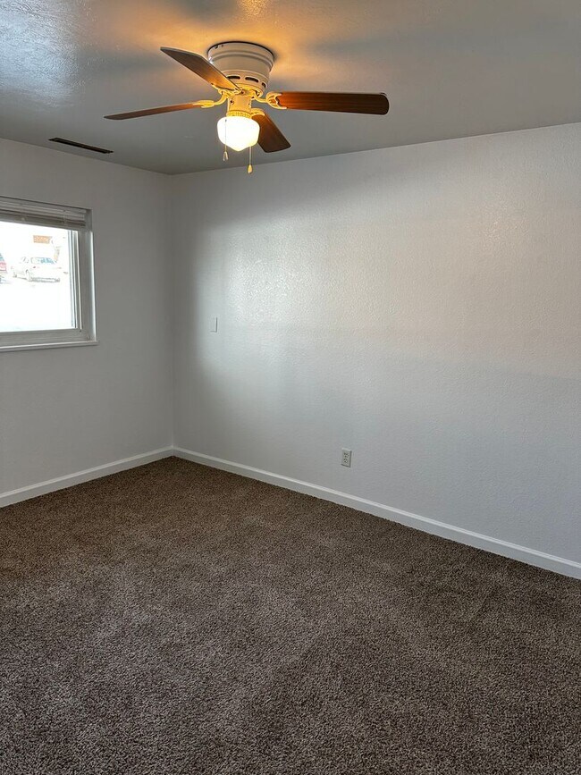 Building Photo - READY NOW!! Fantastic 4-bedroom,2 bath 1 car garage!