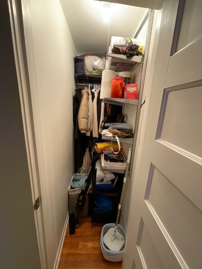 Building Photo - 902 W Grace St