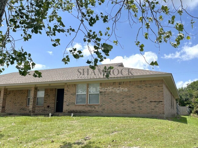 Primary Photo - 1701 Breezy Dr
