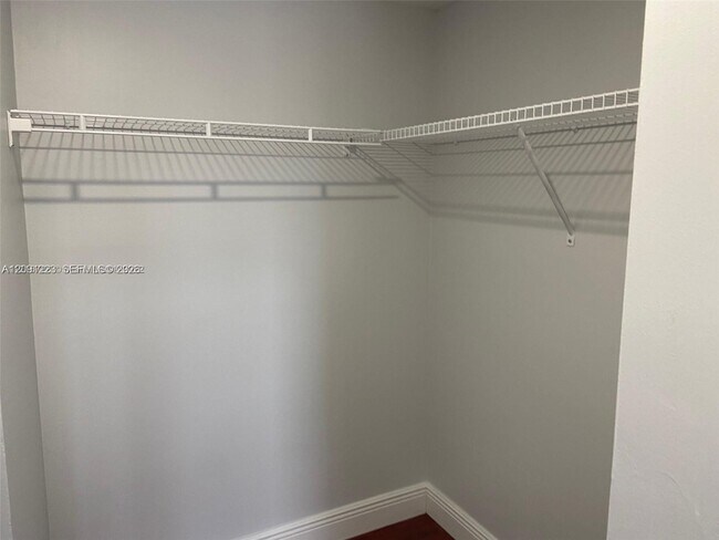 Building Photo - 450 Palm Cir