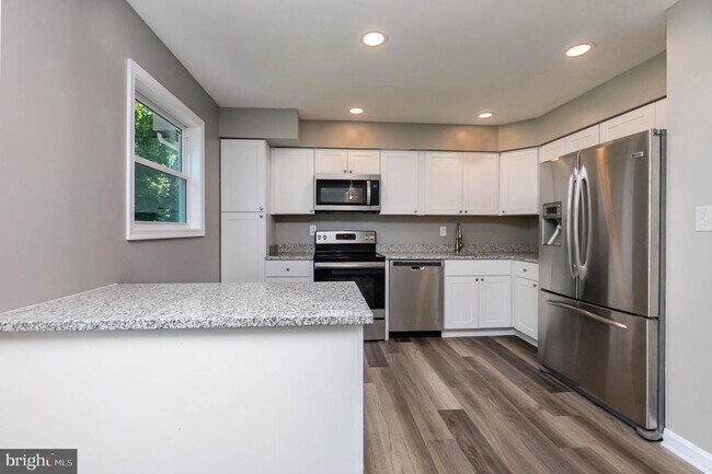 Building Photo - 324 Talbot Ct