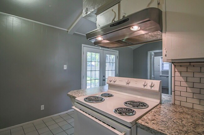 Building Photo - Cute 3 Bed, 2 Bath!