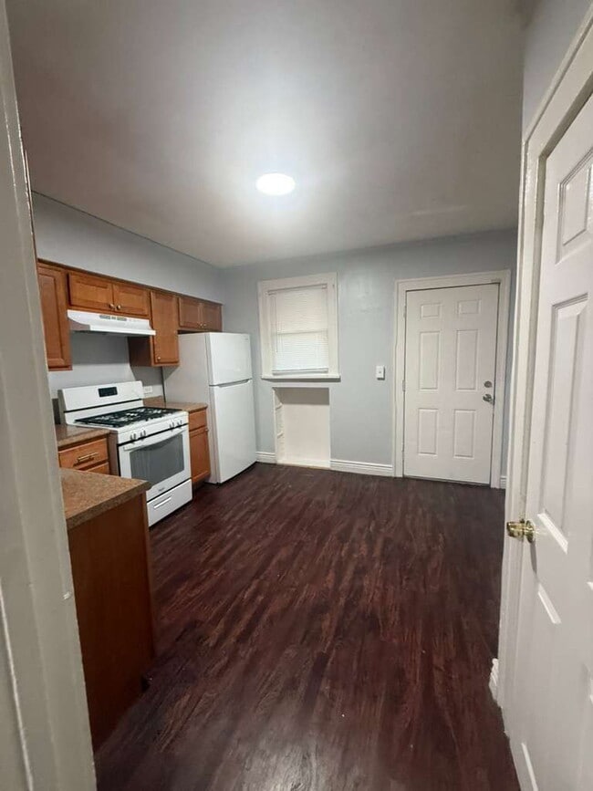 Building Photo - "Charming 2-Bedroom St. Louis Home with Gleaming Hardwood Floors in 63121!"