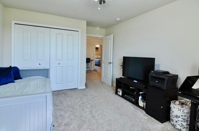 Building Photo - 4481 Bridgeview Ln