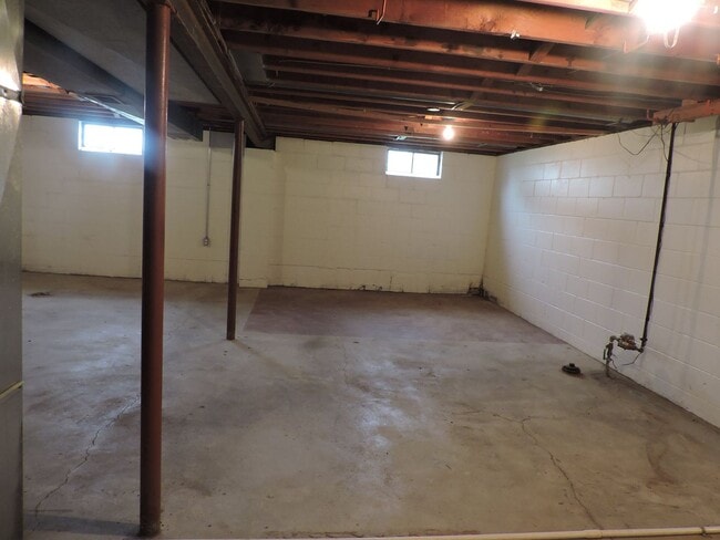 Building Photo - 3 bedroom, 1 1/2 bath house