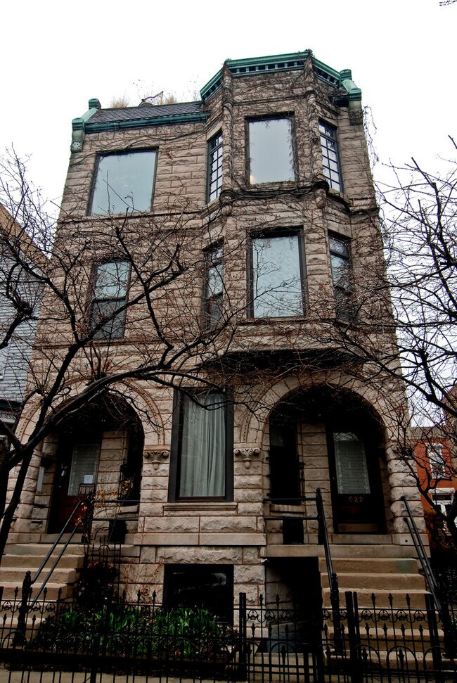 Building Photo - 622 W Briar Pl