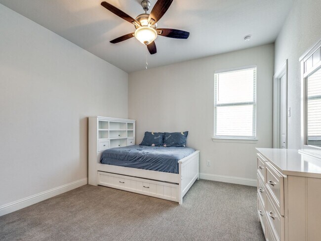 Building Photo - 905 Asbury Dr