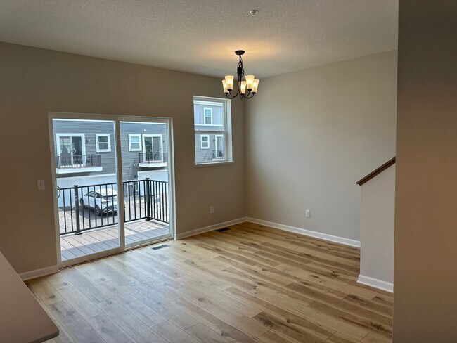 Building Photo - Rare Rogers 3 bed brand new town house for lease!!!