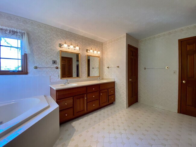 Building Photo - Available July 28th, 2026!