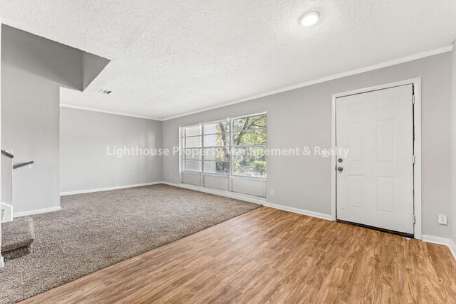 Building Photo - Gorgeous 4/2 Townhome-Brooklynn