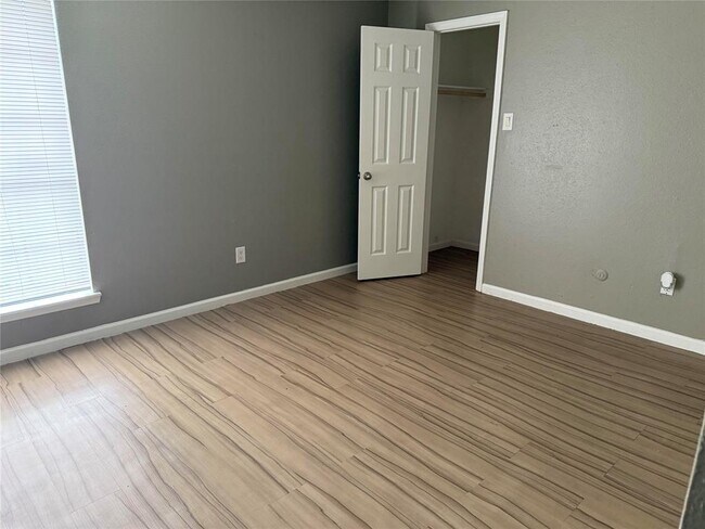 Building Photo - 9090 S Braeswood Blvd