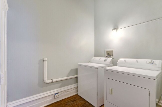 Building Photo - Large Two Bedroom Apartment - Lots of Hist...
