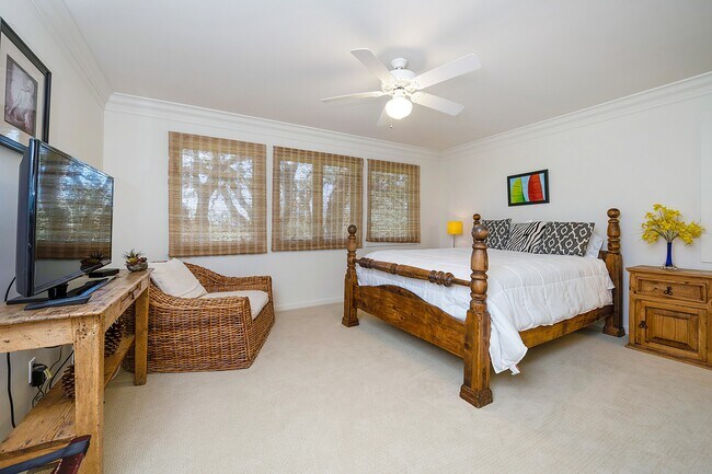 Building Photo - 2700 Hillcrest Dr