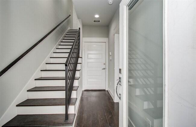 Building Photo - 2116 Naomi St