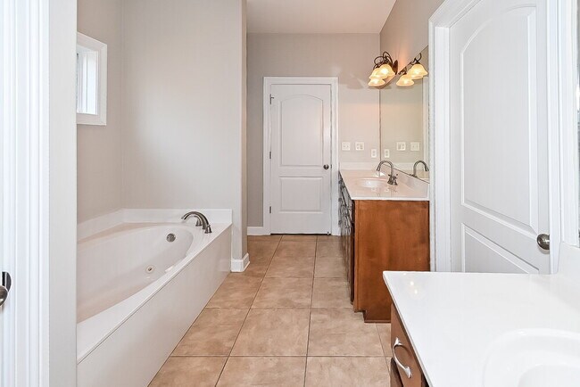 Building Photo - 3400 Valley Crest Dr