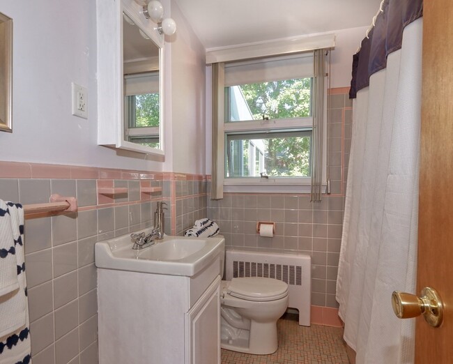 Building Photo - 33 Hillcrest Rd