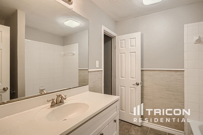 Building Photo - 2710 Hawthorne Dr