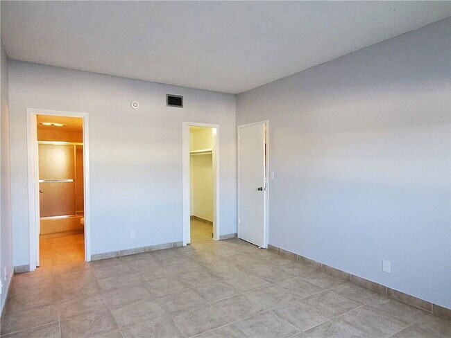 Building Photo - 2200 E Hallandale Beach Blvd