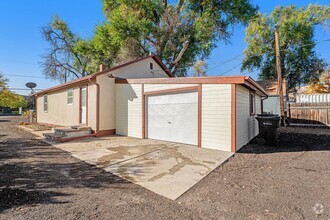 Building Photo - Beautifully remodeled 2 Bedroom home - Clo...