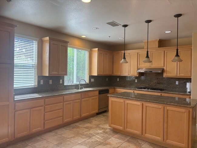 Building Photo - Stunning 5-Bedroom, 4-Bath Home in Prime B...