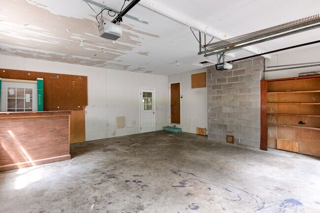 Building Photo - #6 Bedroom House with Awesome Yard Plus Ga...