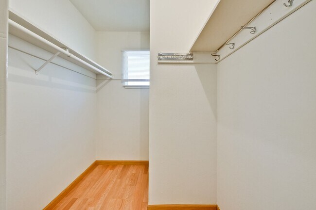 Building Photo - Hardwood Floors- Top Moreland SCH- SM Dogs Welcome- Close to Apple