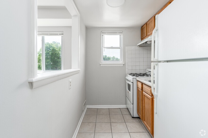 1BR, 1BA - 766SF - Kitchen - Willow Apartment Homes