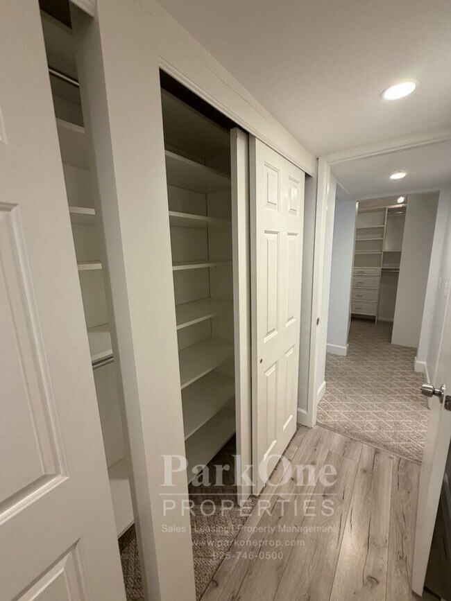 Building Photo - Spacious Condo Near Downtown Walnut Creek Available Now!