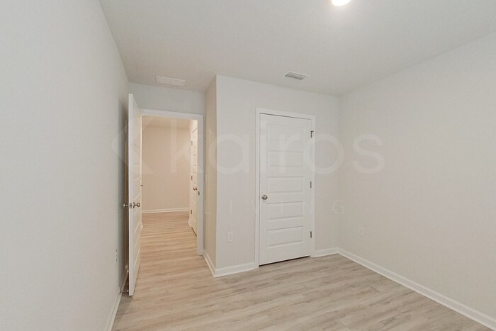 Building Photo - 328 Monarch Ln