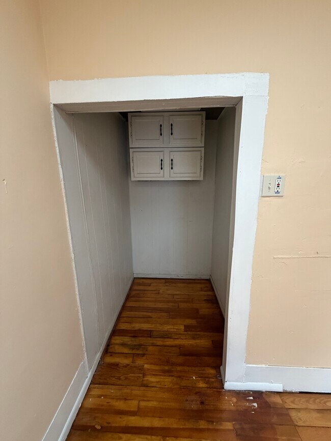 Building Photo - 612 Cherry St