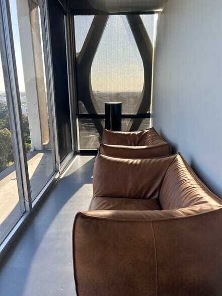 Building Photo - 2404 Wilshire Blvd