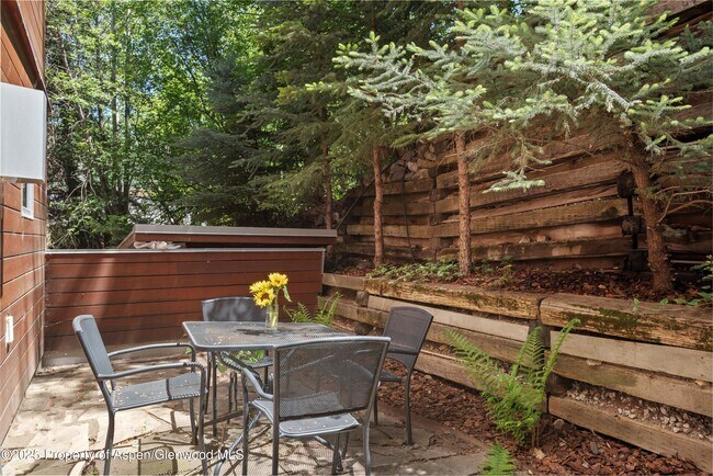 Building Photo - 714 S Galena St