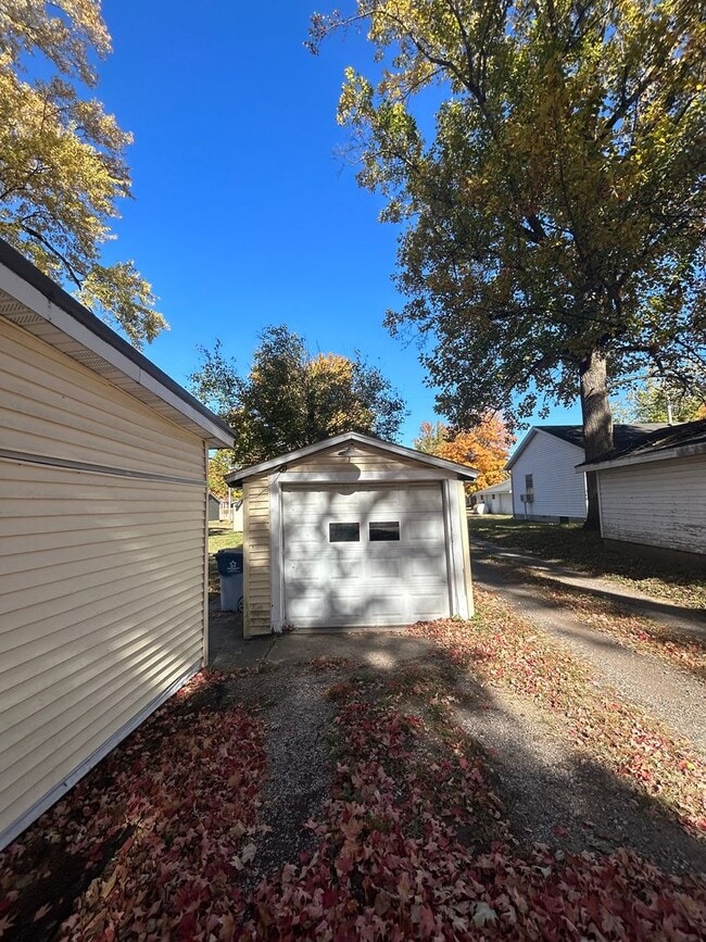 Building Photo - Updated 3 Bedroom House!