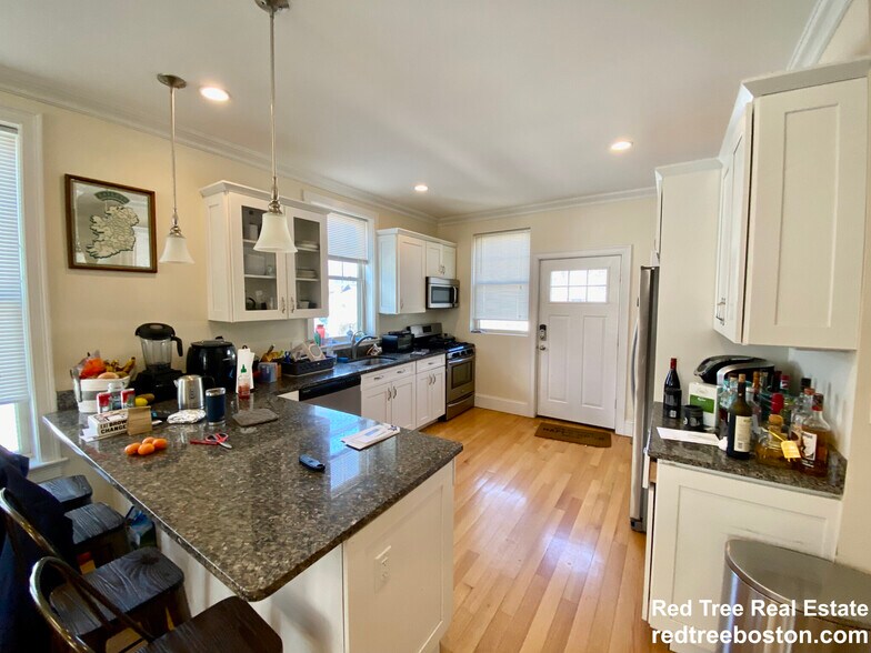 Building Photo - 1 Larose Pl