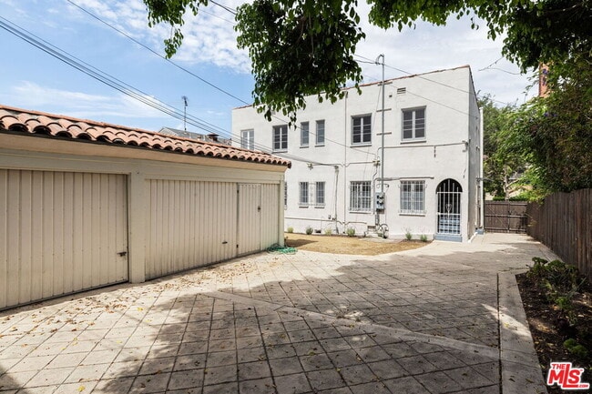 Building Photo - 1054 S Stanley Ave