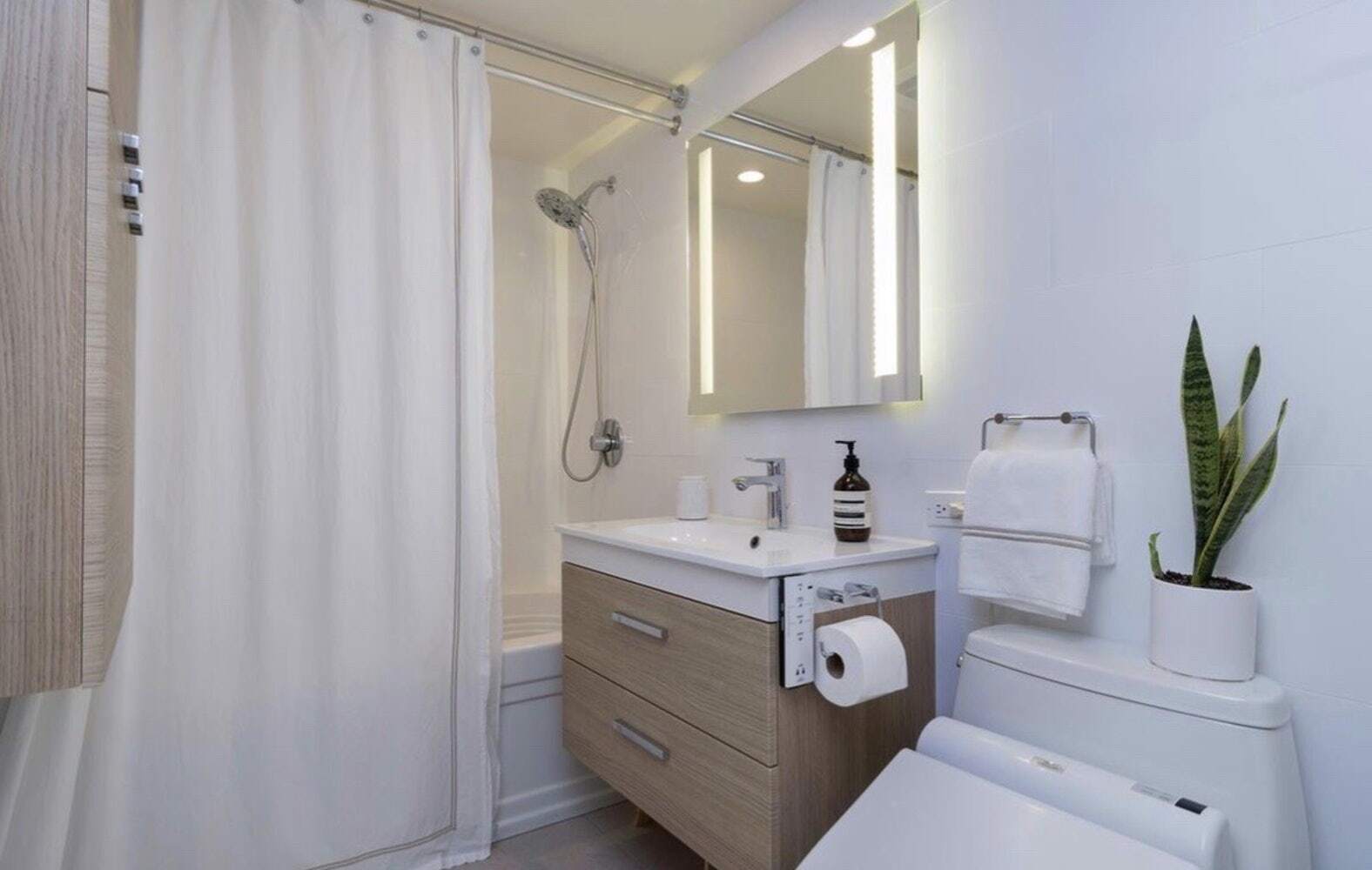 Guest Bathroom - 1296 Kapiolani Blvd.