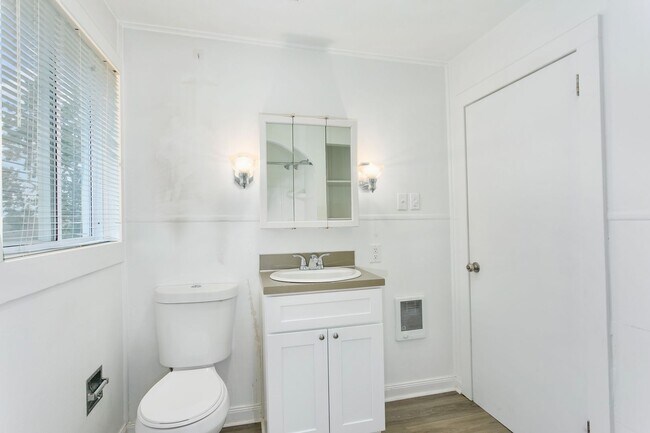 Building Photo - 2BR Upstairs Unit with Mountain Views & Private Yard – Tacoma Living at Its Best