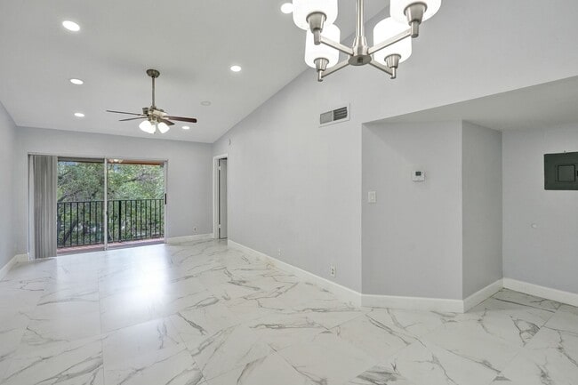 Building Photo - Renovated and Updated 2 Bed, 2 Bath Condo ...