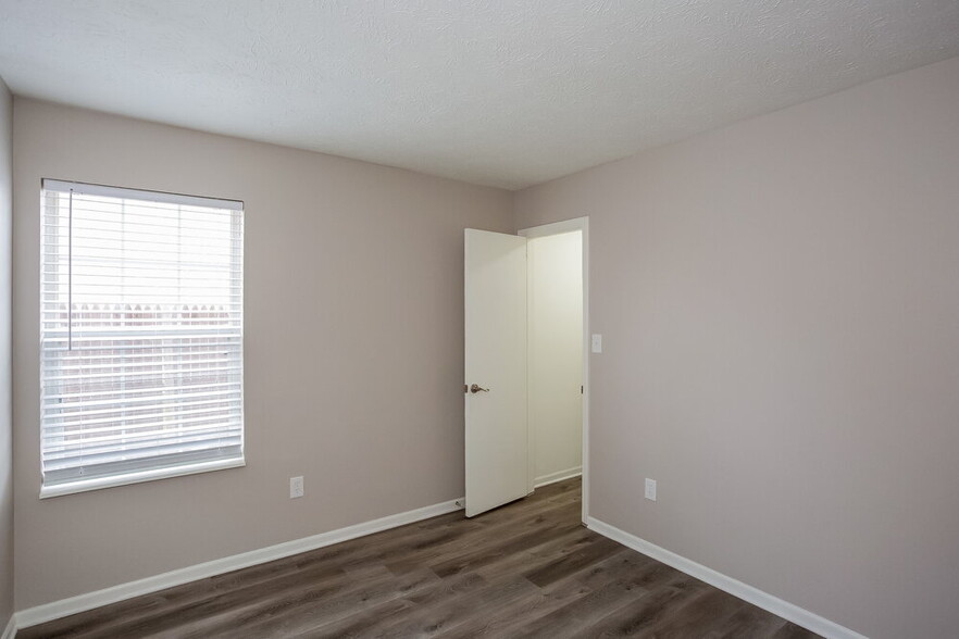 Building Photo - 5507 Old Barn Dr