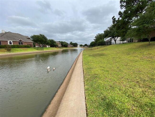 Building Photo - 10122 Meridian Lakes Dr