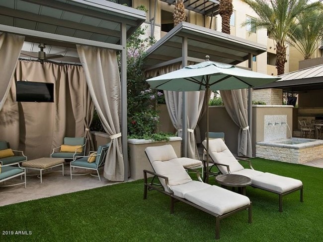 Building Photo - 7100 E Lincoln Dr