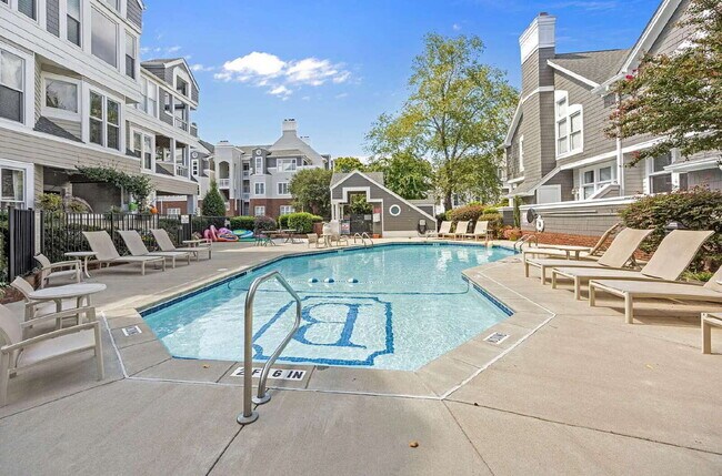 Building Photo - Chic & Cozy Condo in the heart of Raleigh!