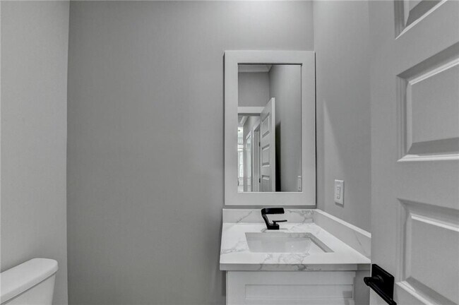 Building Photo - 960 Nours Cir SE