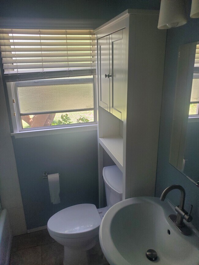 downstairs bathroom - 5834 Bowcroft St