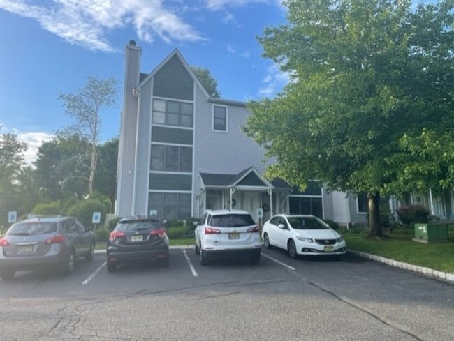 Building Photo - 102 Burlington Ct