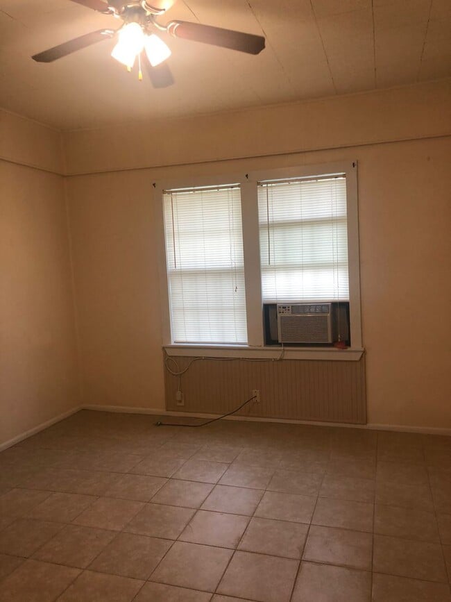 Building Photo - Two bedroom Apartment close to SHSU