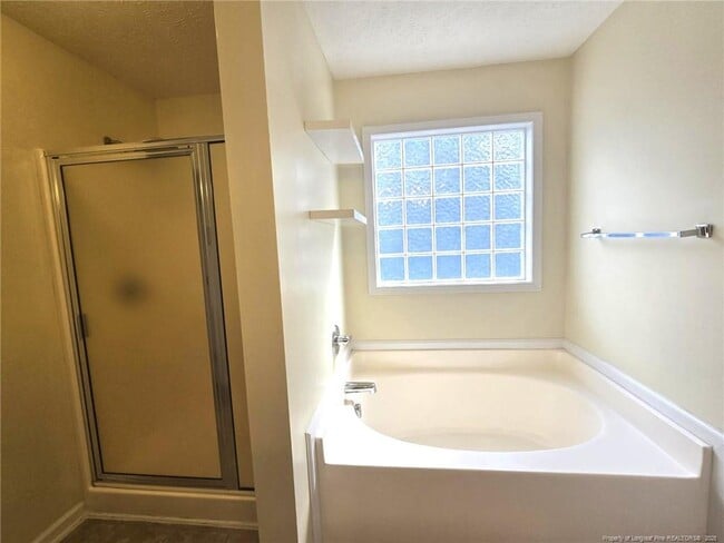 Building Photo - 410 Roundtree Dr