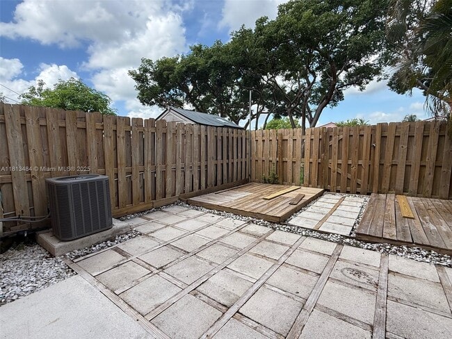 Building Photo - 17432 SW 140th Ct