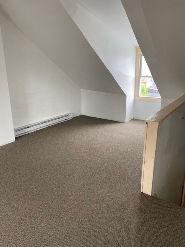 Building Photo - 3 BEDROOM HOUSE FOR RENT